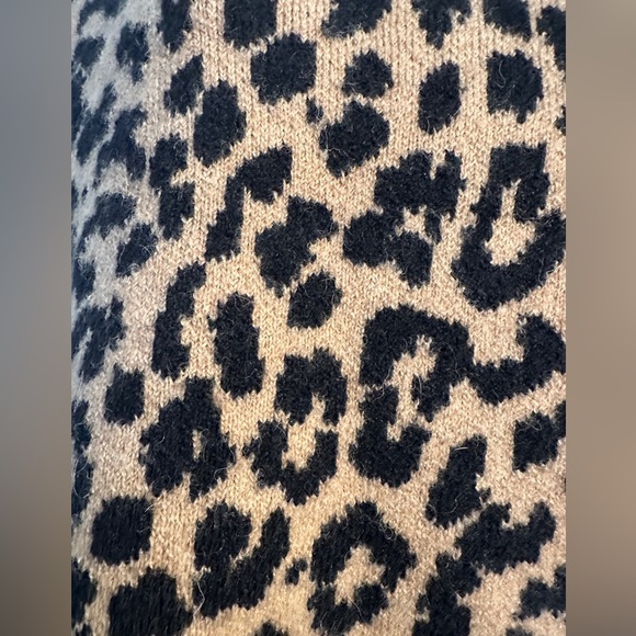 Turtleneck sweater in leopard Supersoft yarn. J.crew size small - Picture 4 of 8